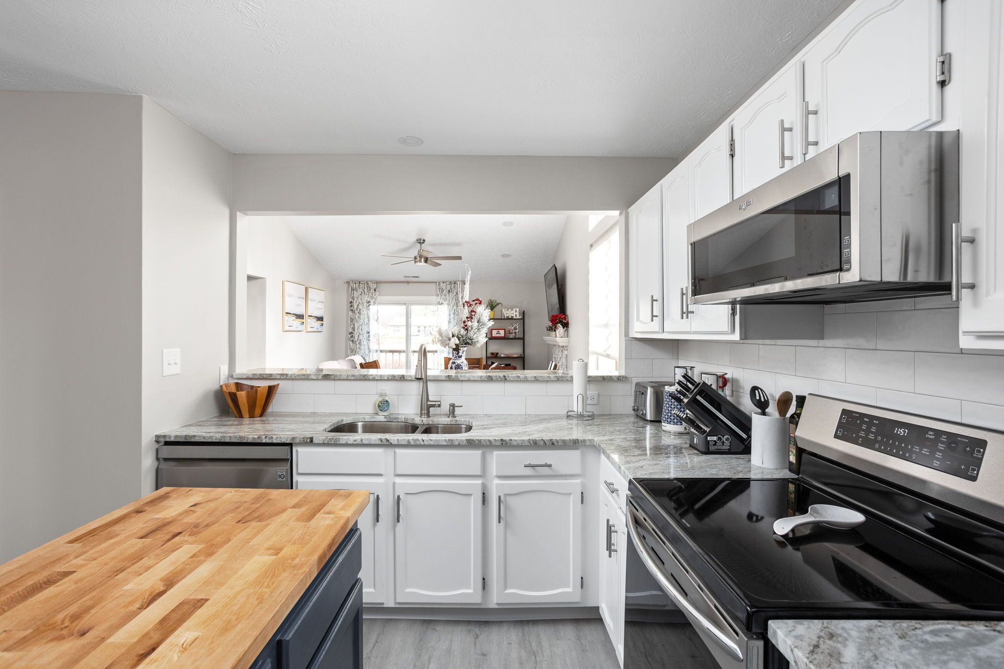 Réfrigérateur, four à micro-ondes, un four, surface de cuisson