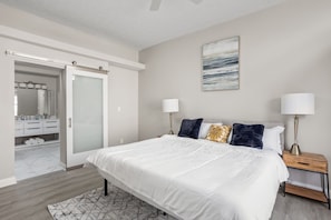 3 habitaciones, escritorio y tabla de planchar con plancha