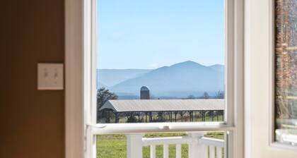 Home at the foot of Massanutten! Only 3 minutes from the Water Park