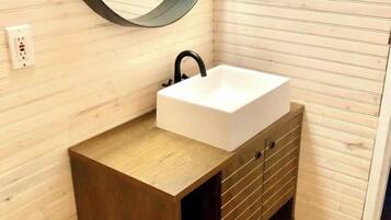 Birdie (Cottage 3) | Bathroom | Free toiletries, hair dryer, towels, toilet paper