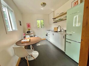 Casa de campo conforto, 2 quartos | Cozinha privada | Cafeteira/chaleira, chaleira elétrica