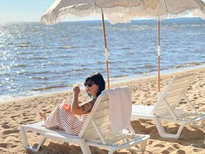 Plage privée, chaise longue, serviettes de plage