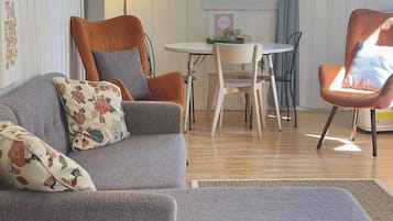 Signatur-feriehus - 3 soveværelser | Opholdsområde | Smart-tv, pejs, streamingtjenester