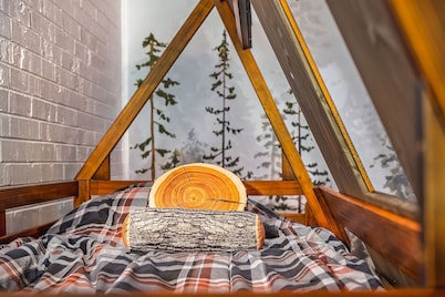 Family friendly Camp themed condo on Lake Como, minutes to downtown Lake Geneva