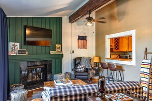 TV connectée, cheminée, livres