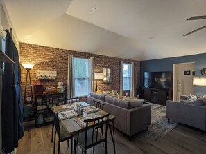 Smart TV, chimenea, reproductor de DVD y tenis de mesa 