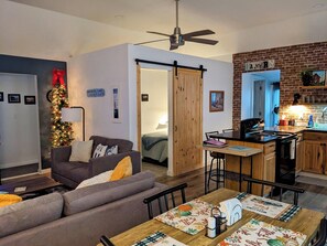 Smart-tv, een open haard, een dvd-speler en een tafeltennistafel