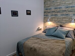2 habitaciones, tabla de planchar con plancha y cuna de viaje