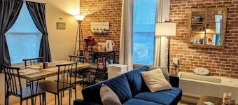 Relaxing 2 bedroom cottage w/ hot tub and air hockey/ping pong table