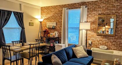 Relaxing 2 bedroom cottage w/ hot tub and air hockey/ping pong table