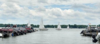 Relaxing 2 bedroom cottage w/ hot tub and air hockey/ping pong table