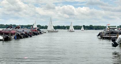 Relaxing 2 bedroom cottage w/ hot tub and air hockey/ping pong table