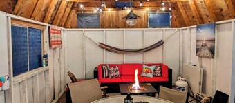 Relaxing 2 bedroom cottage w/ hot tub and air hockey/ping pong table