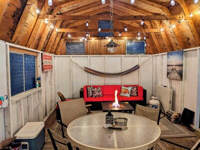 Relaxing 2 bedroom cottage w/ hot tub and air hockey/ping pong table