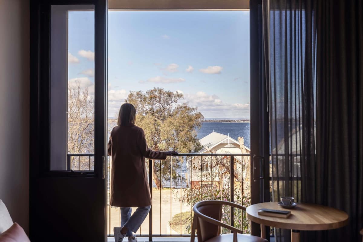 Standardrum - balkong (King) | Värdeförvaringsskåp på rummet, skrivbord och arbetsyta för laptop