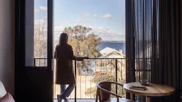 Standardrum - balkong | Värdeförvaringsskåp på rummet, skrivbord och arbetsyta för laptop