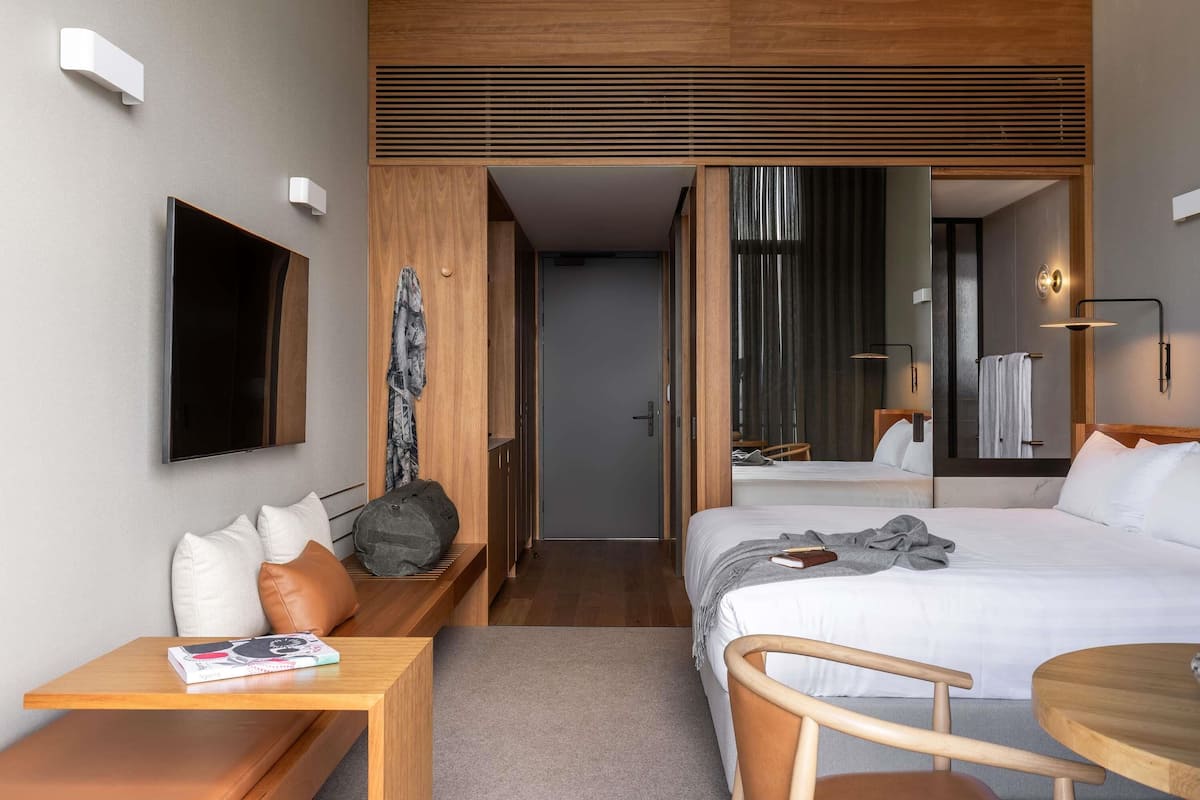 Värdeförvaringsskåp på rummet, skrivbord och arbetsyta för laptop