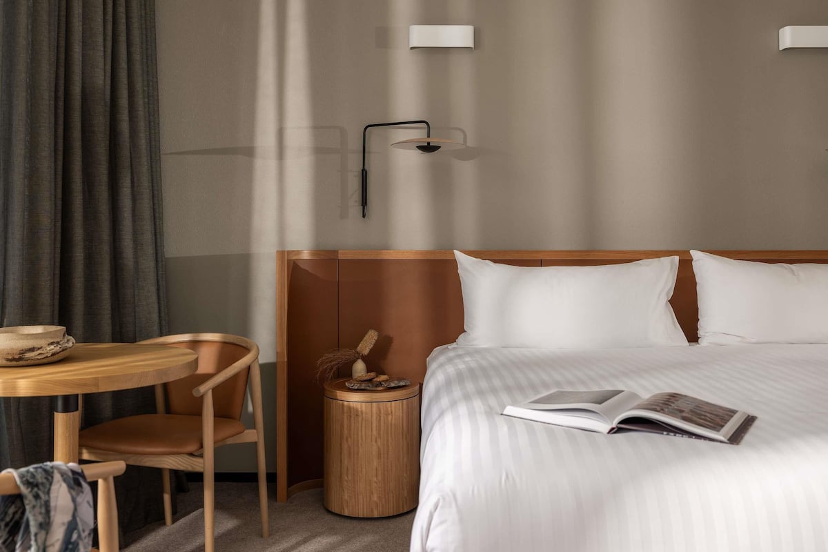 Värdeförvaringsskåp på rummet, skrivbord och arbetsyta för laptop