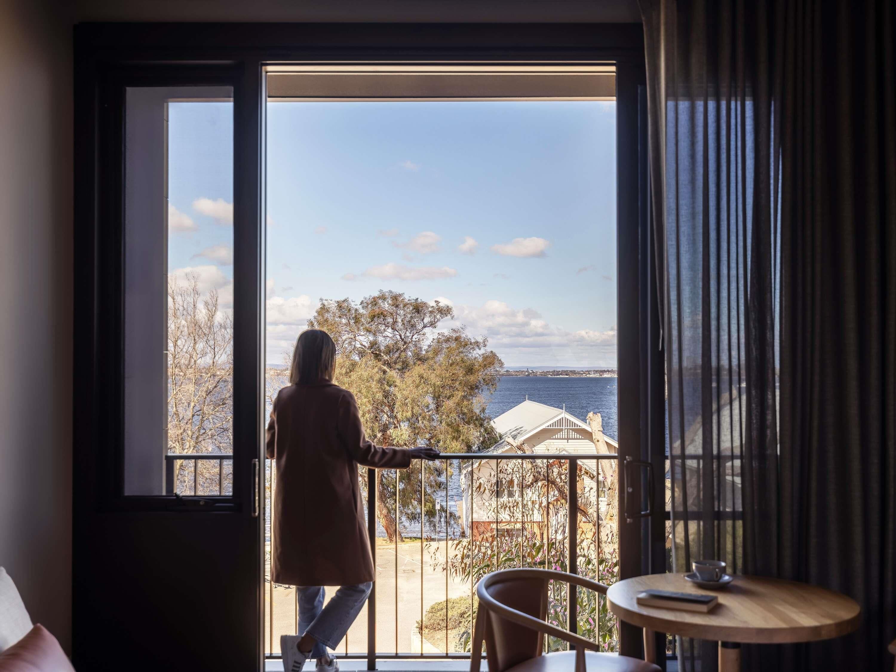 Standaard kamer, balkon (King) | Een kluis op de kamer, een bureau, een laptopwerkplek