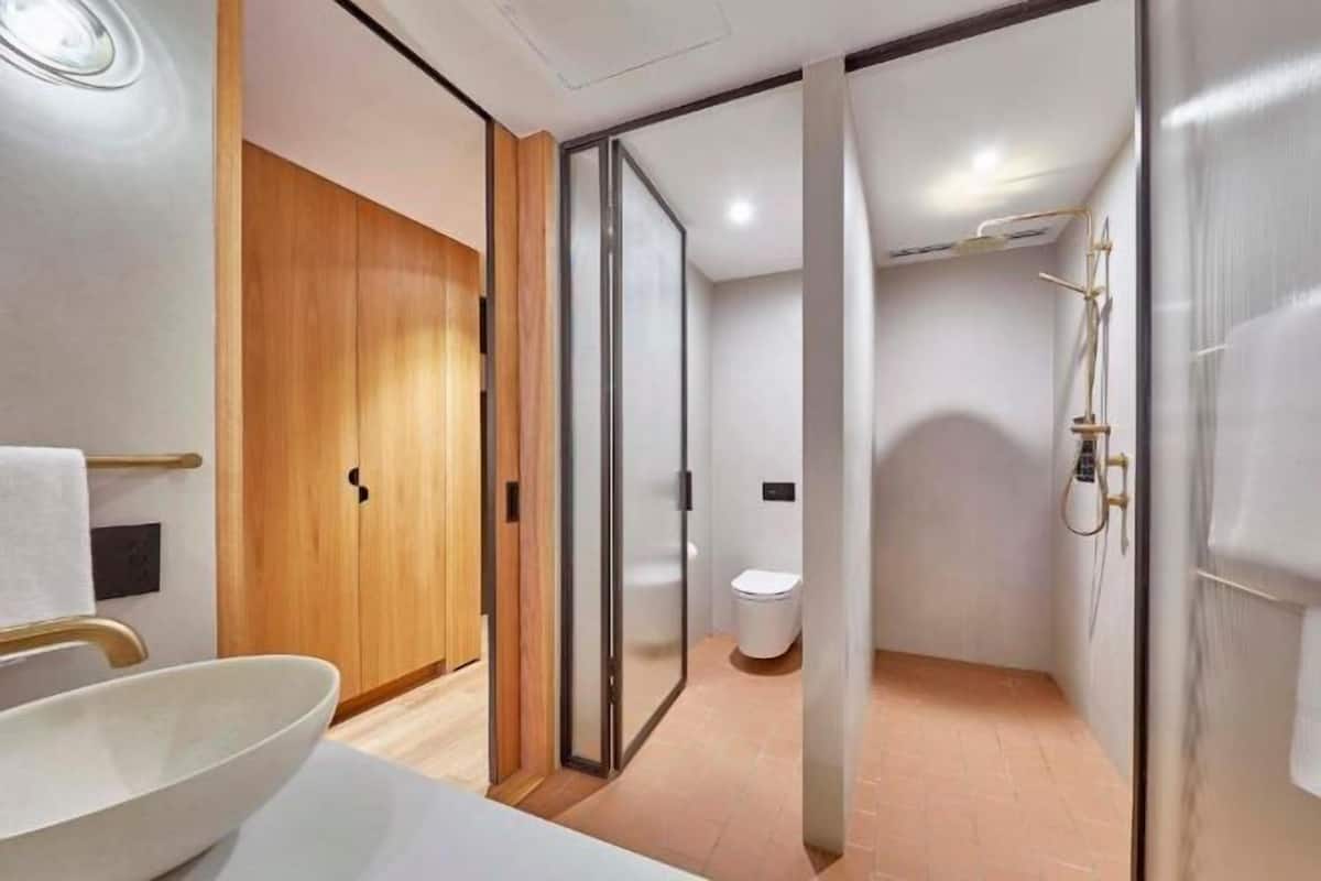Shower, towels