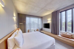 Standard King Balcony | In-room safe, desk, laptop workspace, iron/ironing board