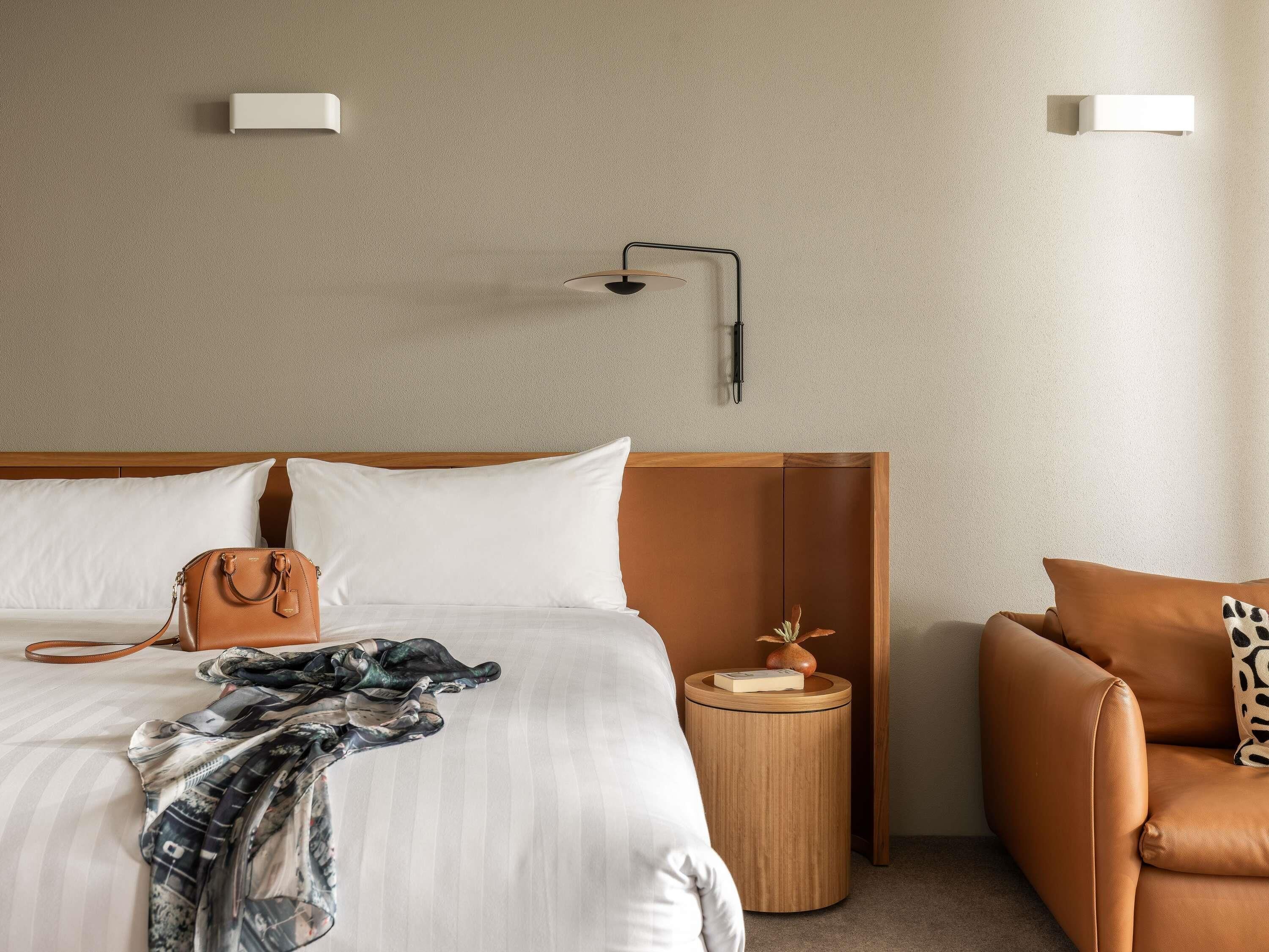 Executive-rum - 1 kingsize-säng - utsikt mot floden | Värdeförvaringsskåp på rummet, skrivbord och arbetsyta för laptop