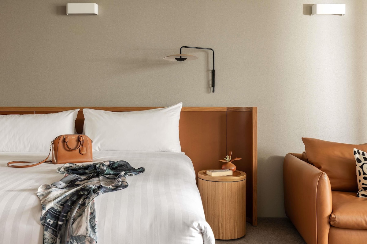 Executive-rum - 1 kingsize-säng - utsikt mot floden | Värdeförvaringsskåp på rummet, skrivbord och arbetsyta för laptop