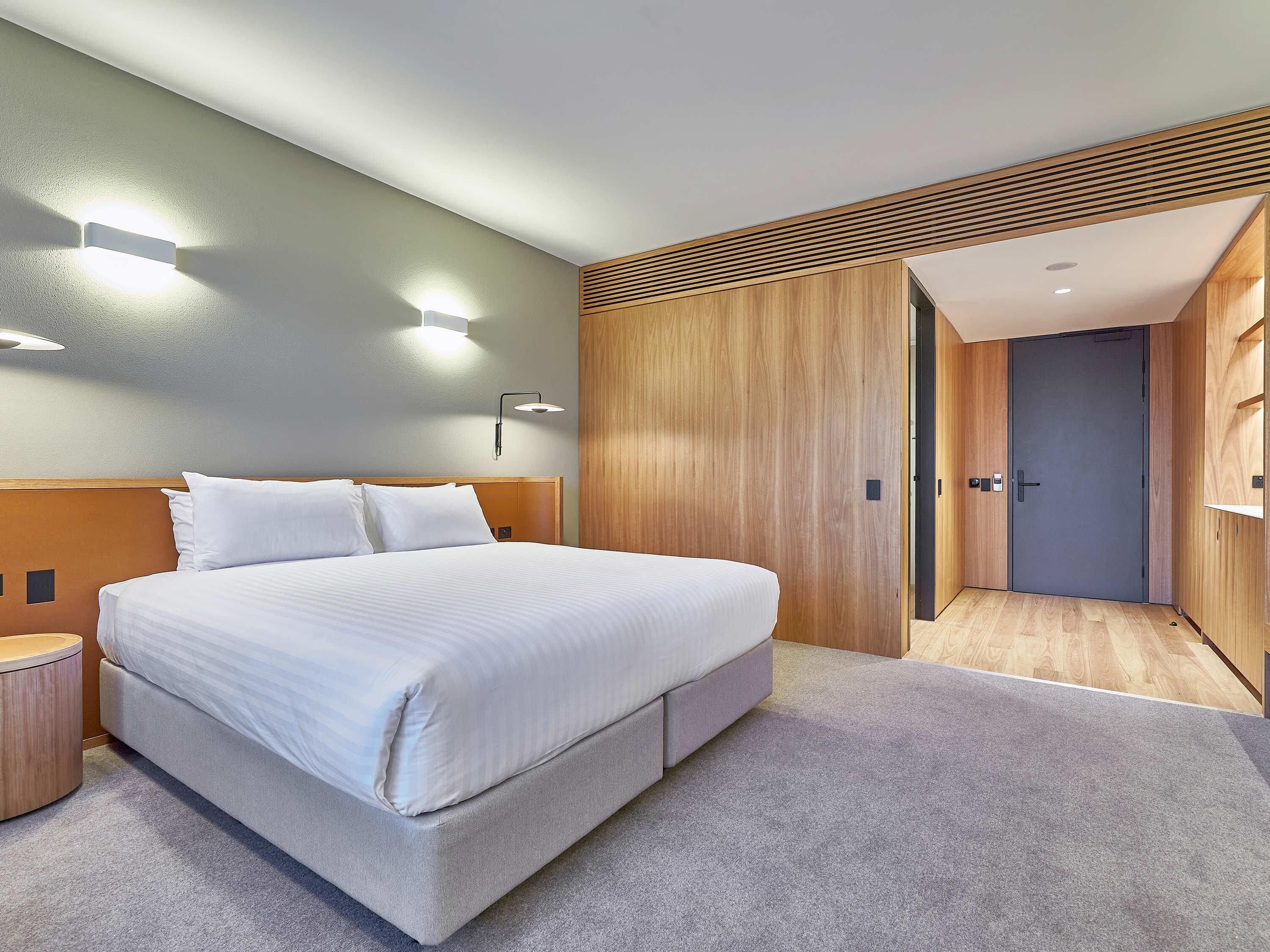 Standardrum - tillgänglighetsanpassat (King) | Värdeförvaringsskåp på rummet, skrivbord och arbetsyta för laptop