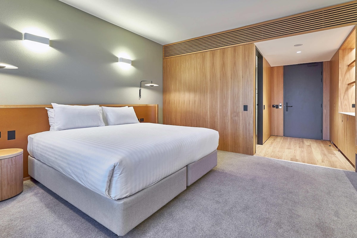 Standardrum - tillgänglighetsanpassat (King) | Värdeförvaringsskåp på rummet, skrivbord och arbetsyta för laptop