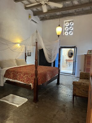 3 bedrooms, in-room safe, WiFi, bed sheets
