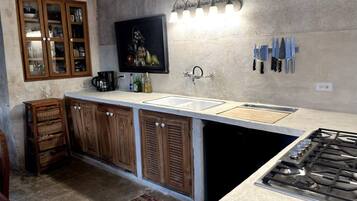Fridge, stovetop, coffee/tea maker, electric kettle