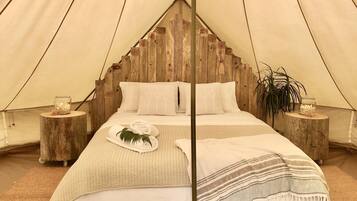 1 bedroom, bed sheets