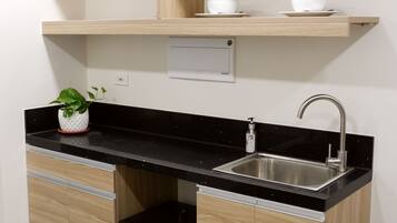 Quadruple Room | Desk, laptop workspace, rollaway beds, bed sheets