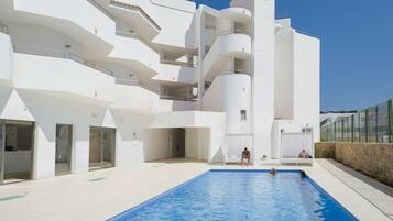 Una piscina al aire libre