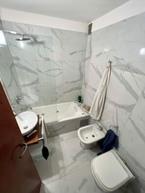 Tina de hidromasaje, bidet, toallas, jabón 
