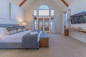 7 bedrooms, iron/ironing board, free WiFi, bed sheets - Sleeps 20 - Pool, Fire Pit, Game Room, + Views (Dripping Springs)