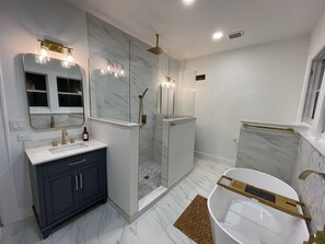 Regadera, secadora de cabello, bidet, toallas 