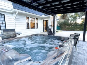 Terrace/patio - Renovated Dutch Colonial Home in Ocala ❤️ + Pet Friendly (Ocala)