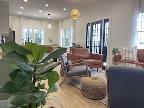 Interior - Renovated Dutch Colonial Home in Ocala ❤️ + Pet Friendly (Ocala)