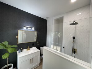 Shower, hair dryer, bidet, towels - Renovated Dutch Colonial Home in Ocala ❤️ + Pet Friendly (Ocala)