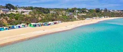 بالقرب من الشاطئ