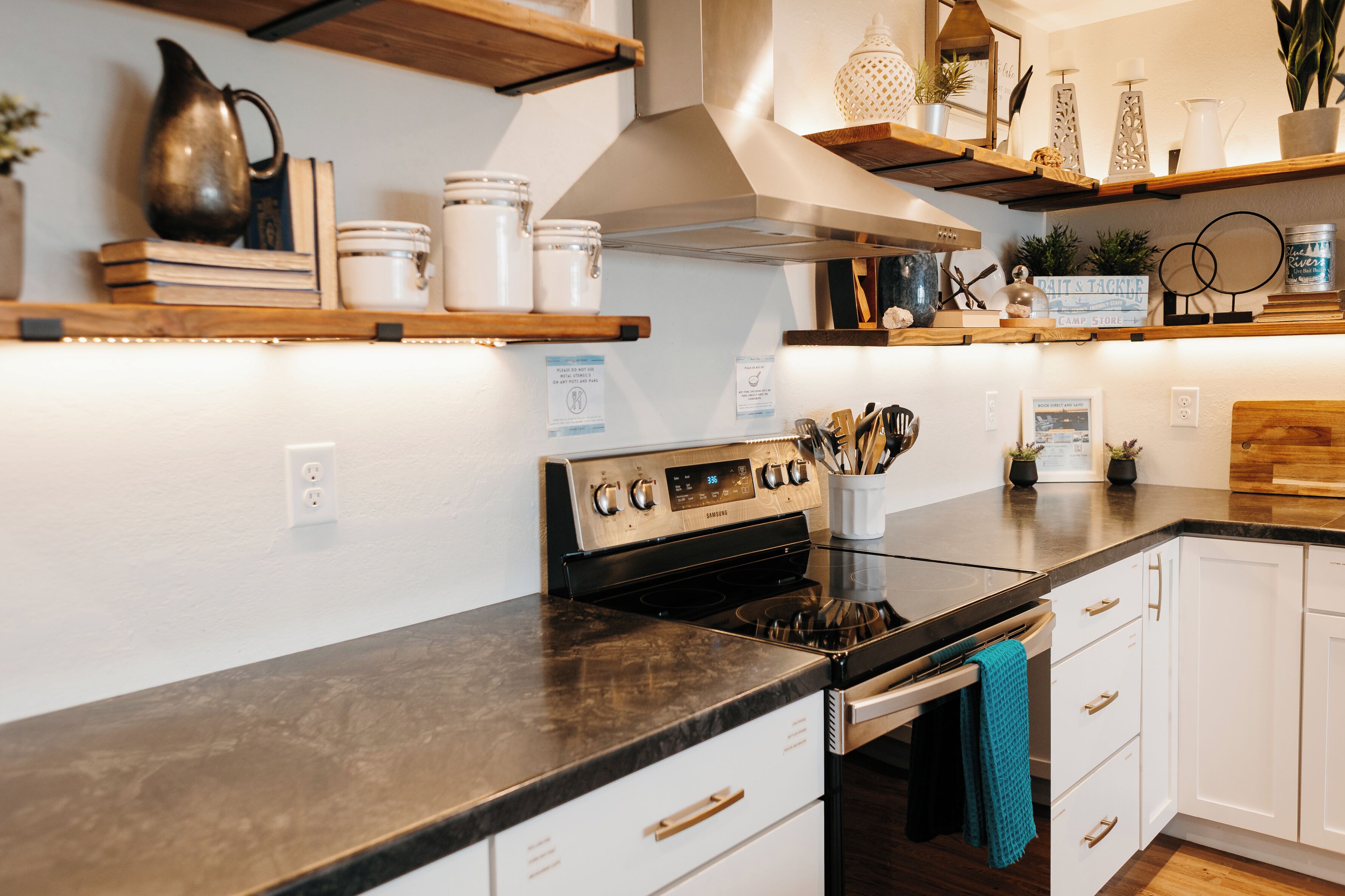 Køleskab, mikrobølgeovn, ovn, kogeplade