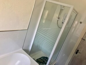 Shower, towels - Stunning 3-Bed Apartment in Edinburgh (Edinburgh)