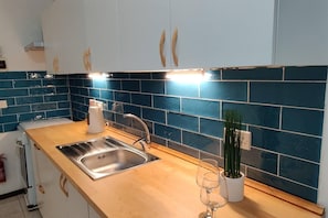 Kylskåp, mikrovågsugn, ugn och spishäll