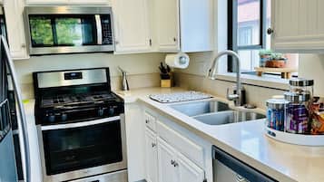 Micro-ondas, fogão, cooktop, lava-louças