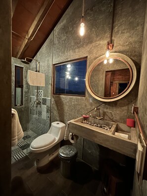 Cabaña familiar | Baño | Bañera de hidromasaje y cabezal de ducha con hidromasaje