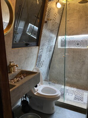Comfort huisje | Badkamer | Een bubbelbad, een hydromassagedouche, gratis toiletartikelen