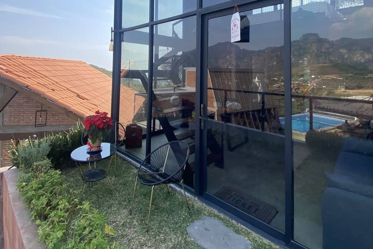 Cubrecamas, minibar, espacio para trabajar con laptop y wifi gratis