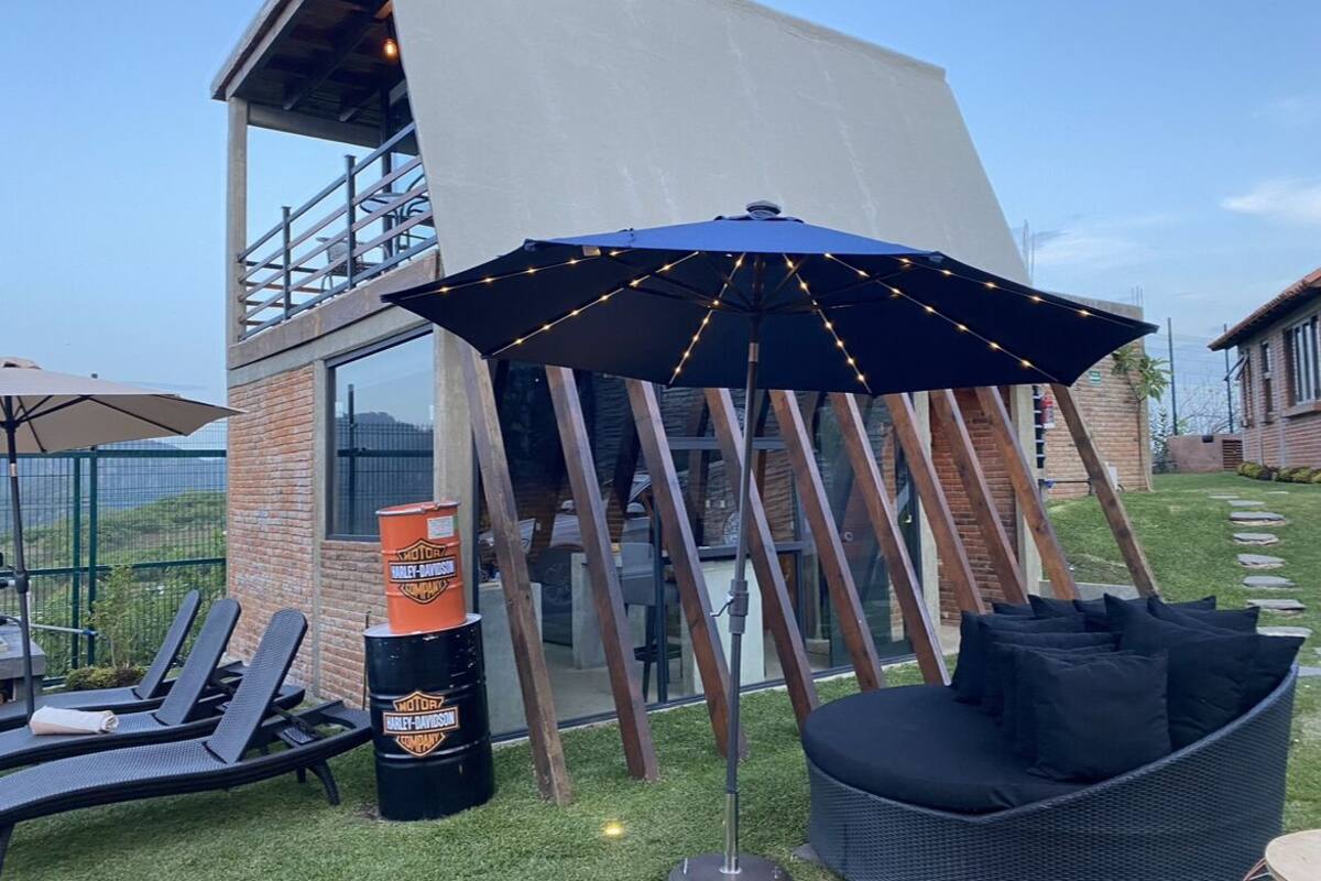 Cubrecamas, minibar, espacio para trabajar con laptop y wifi gratis