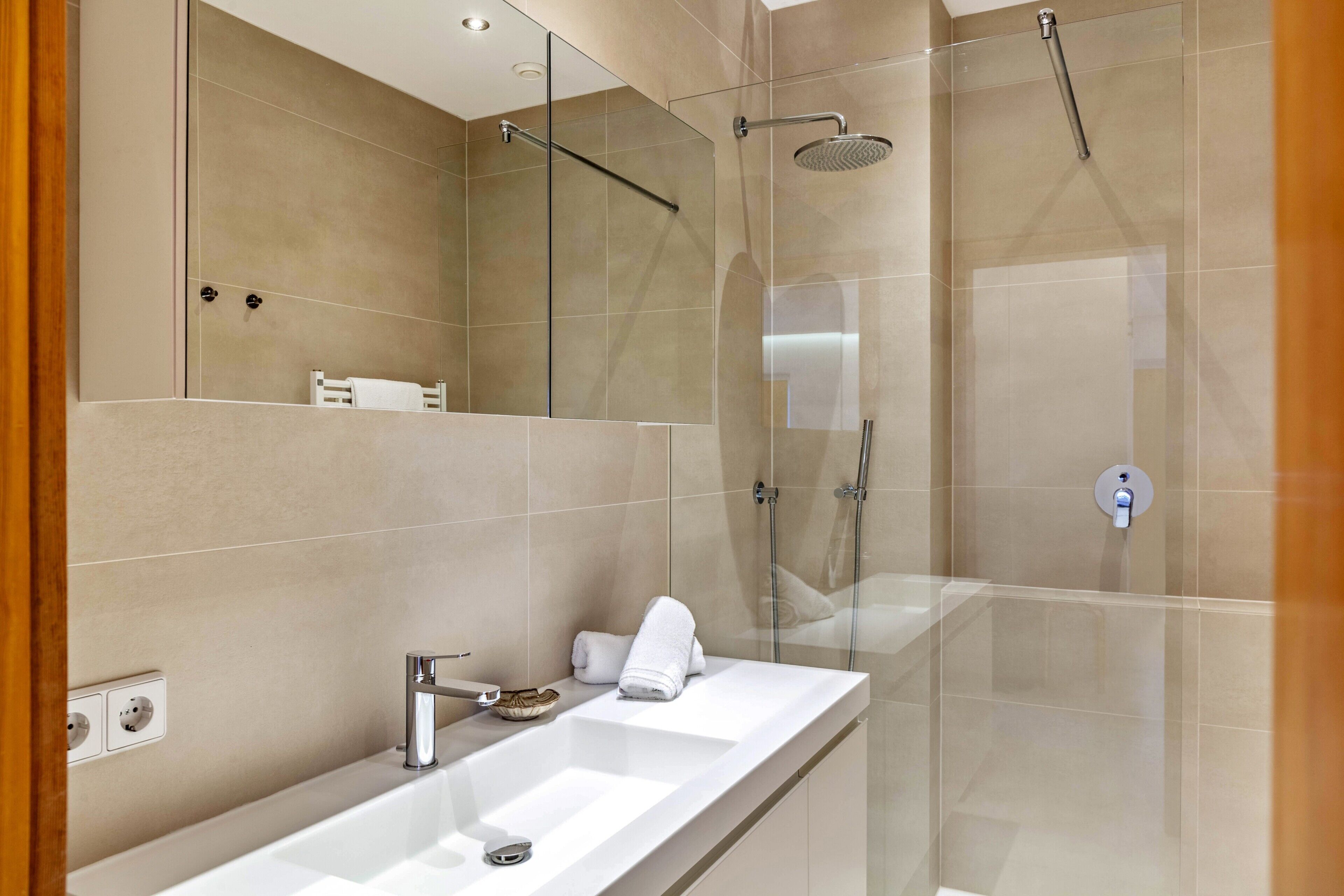 Dusche, kostenlose Toilettenartikel, Handtücher